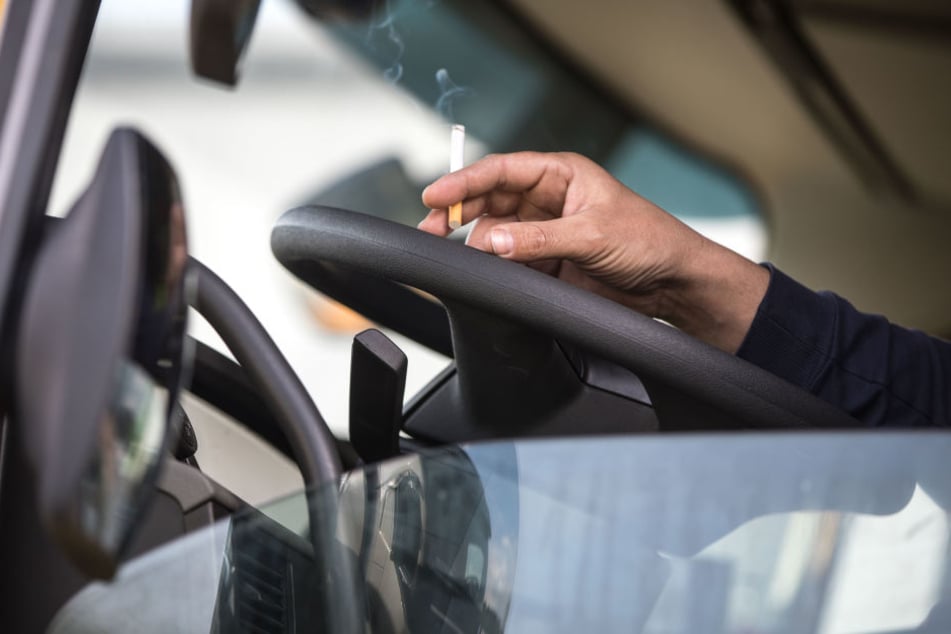 Der Fahrer lud gerade eine Lieferung für einen Einkaufsmarkt aus seinem Lkw, da griff der Unbekannte an. (Symbolbild)