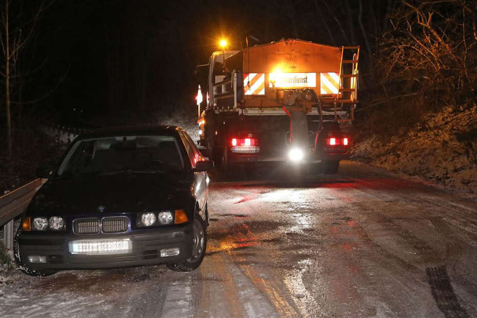Die Autofahrer auf den Straßen Sachsens haben weiterhin mit starkem Schneefall und Glatteis zu kämpfen.