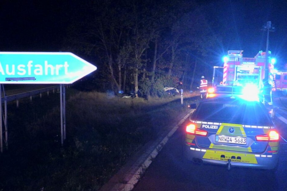 Einsatzkräfte am Unfallort.