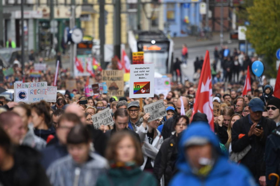 Teilnehmer eines Demonstrationszuges ziehen auf dem Weg zum Familienfest des Bündnisses "Rostock Nazifrei" auf dem Universitätsplatz durch die Stadt.