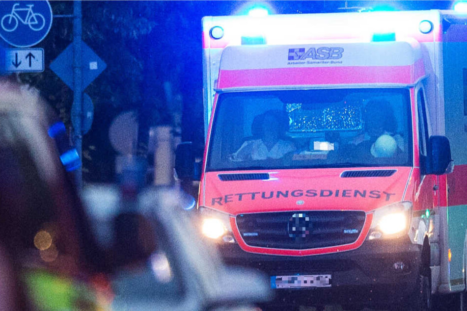 Der junge Mann wurde in ein Krankenhaus gebracht (Symbolbild)