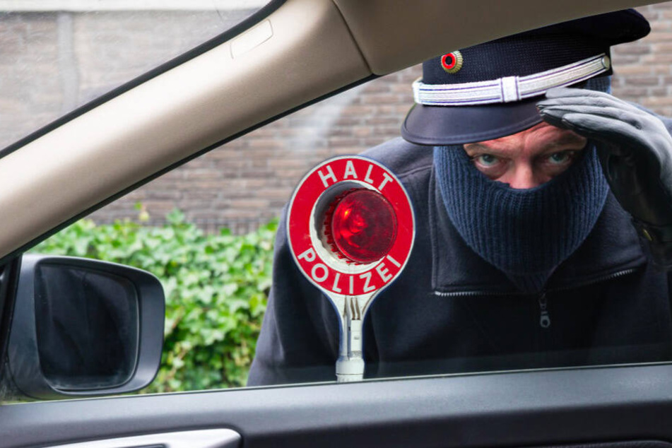 Als falsche Polizisten verkleidet haben zwei Unbekannte einem 49-Jährigen sein Auto abgenommen. (Symbolbild)