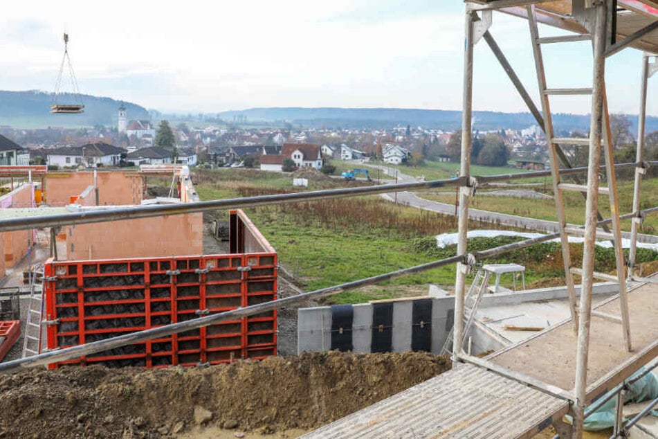 Vor Kurzem hatte eine Bauplatzvergabe in Ummendorf bei Biberach für Aufsehen gesorgt, da die Kommune bei den Bewerbungen einen Kinderbonus vorsah.