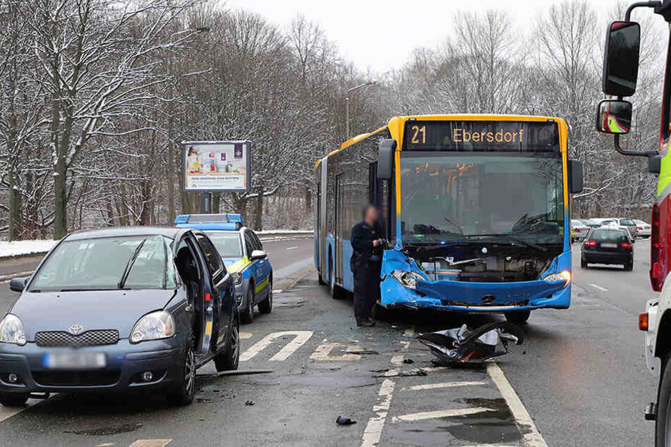 Die Unfallstelle in der City: Der Bus krachte dem Toyota in die Seite.