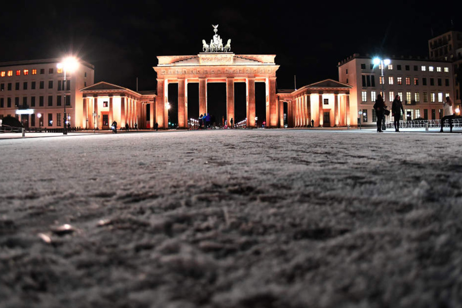 Schnee und Eisglätte haben den Straßenverkehr in Brandenburg am Donnerstagmorgen teilweise erheblich beeinträchtigt.