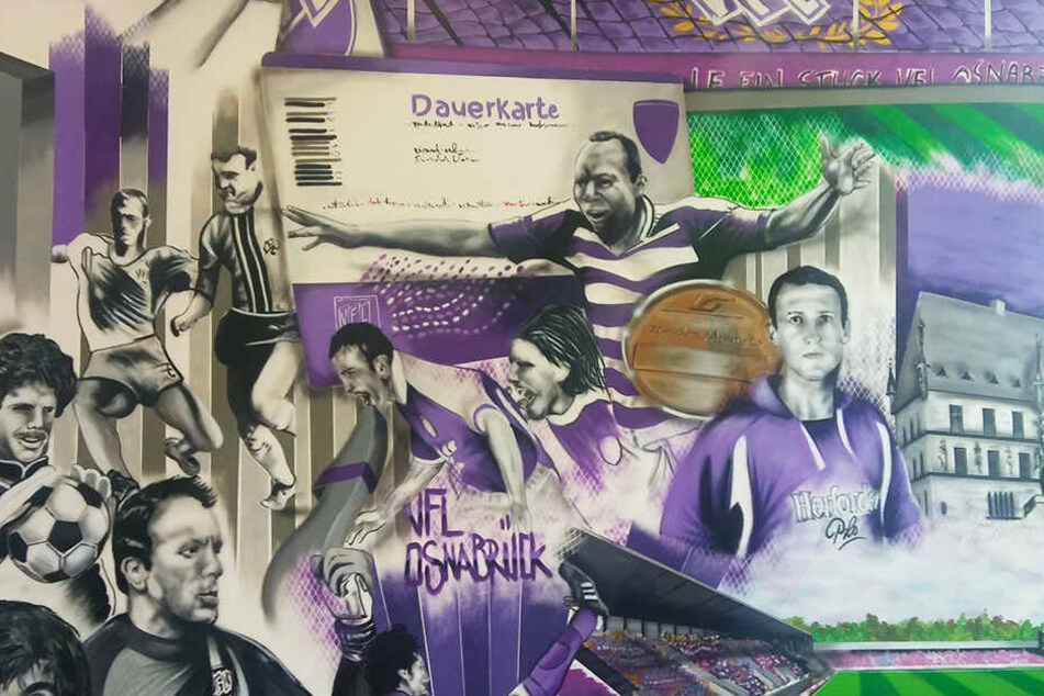 Im Spielereingang ist Joe Enochs (r.) unter den VfL-Legenden verewigt.