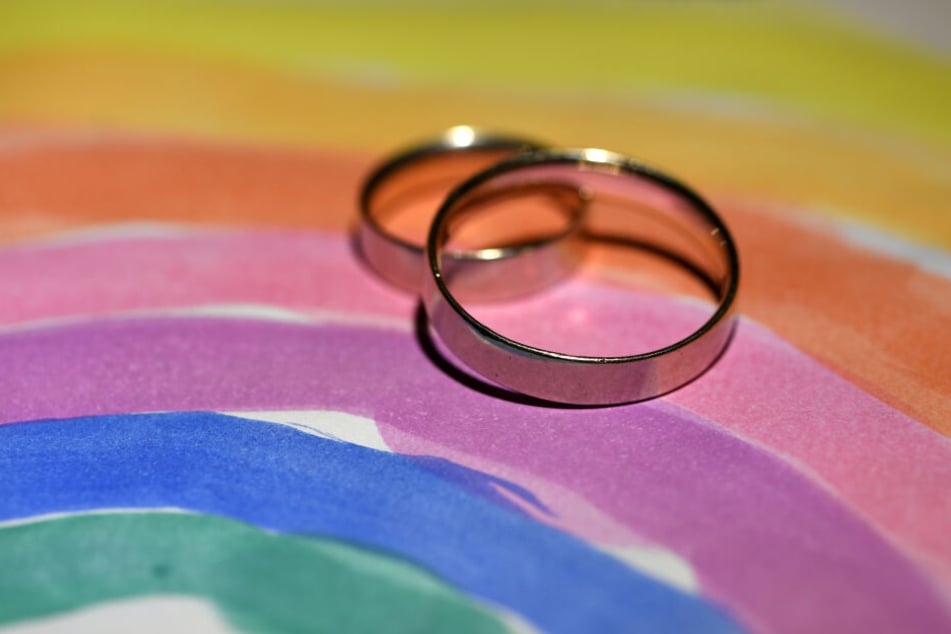 Die evangelische Kirche in Deutschland ist uneins, was die Heirat homosexueller Paare angeht. (Symbolbild)