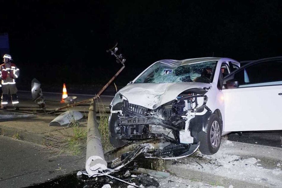 Durch die Wucht des Aufpralls stürzte die Laterne auf den VW.