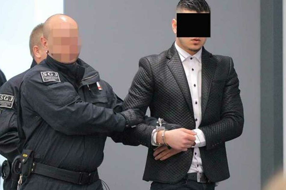 Den Haftbefehl gegen den früheren Tatverdächtigen Yousif A. aus dem Irak (hier auf dem Weg zu seinem Prozess) hatte Daniel Zabel abfotografiert und an die Öffentlichkeit gegeben.