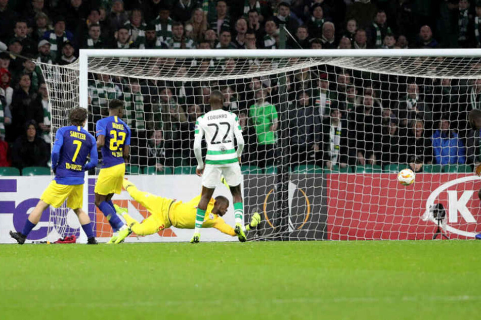 Da ist es passiert. Kieran Tierney (nicht im Bild) schießt in der 11. Minute freistehend aufs Tor, Keeper Yvon Mvogo (gelbes Trikot) kam zwar ran, konnte aber nicht abwehren.