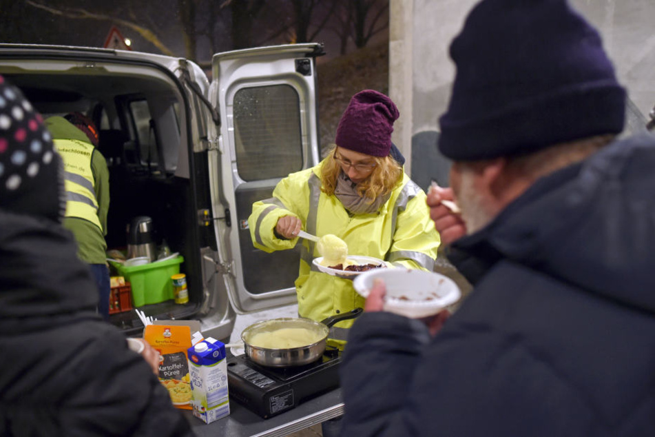 In anderen Städten gibt es bereits einen Kältebus, wie hier in München, der Obdachlose mit dem Nötigsten versorgt.