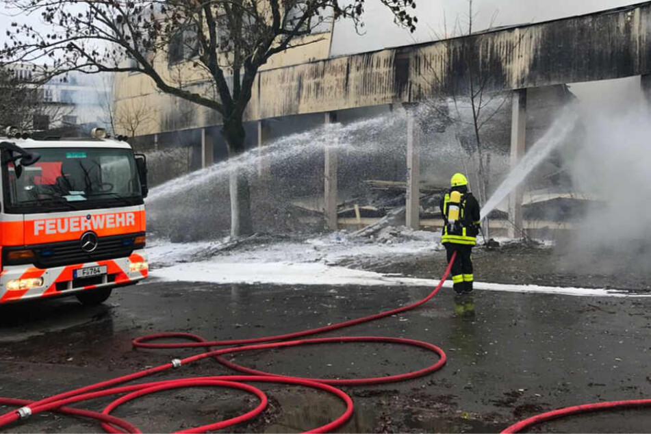 Wegen Einsturzgefahr wurden Löscharbeiten und Nachlöscharbeiten von Außen durchgeführt.