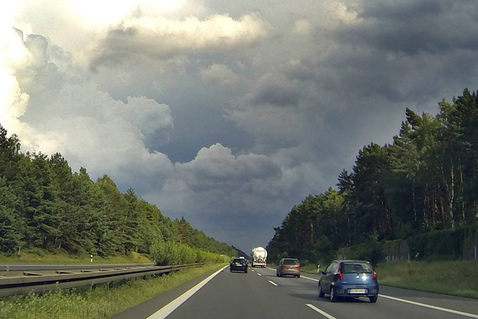 Dunkle Gewitterwolken über dem Berliner Ring (A10) in Höhe Marzahn.