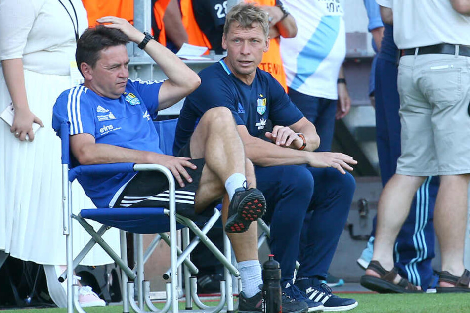 Ratlose Gesichter bei CFC-Co-Trainer Ulf Mehlhorn und Trainer Sven Köhler beim Spiel gegen Lotte.
