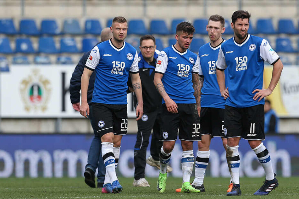 Mit langen Gesichtern verließen die Spieler den Platz nach dem unerwarteten 2:2-Unentschieden gegen Erzgebirge Aue.