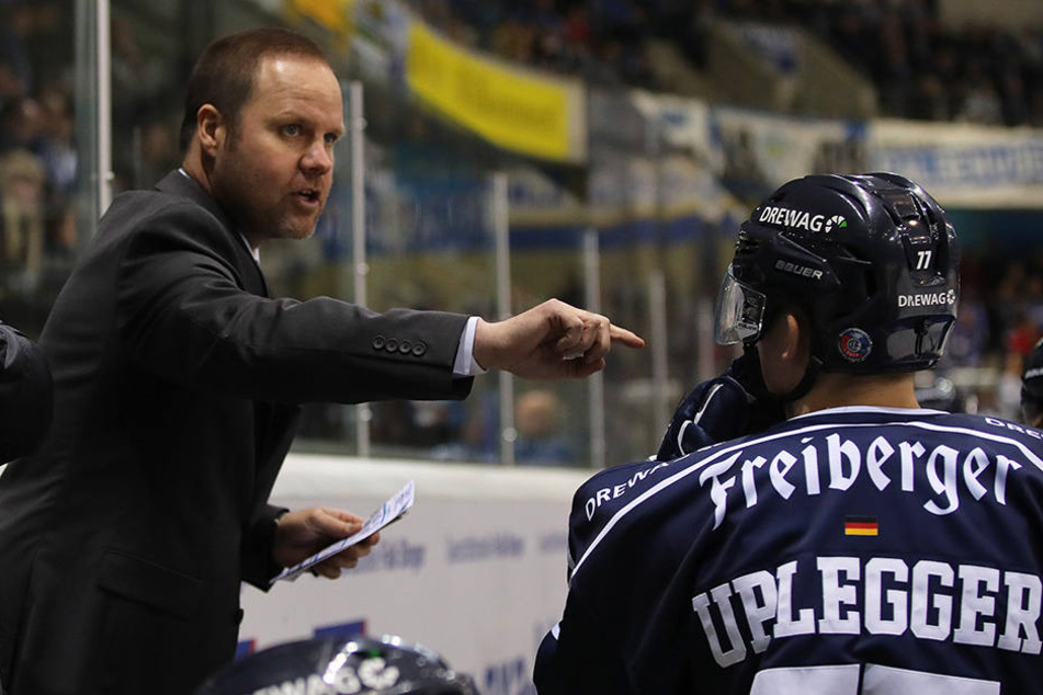 Der neue Coach Bradley Gratton (links) gibt energische Anweisungen weiter.