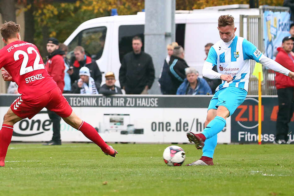 Diesen Linksschuss von Erik Tallig konnte der Ex-Chemnitzer Fabian Stenzel abwehren. Der zweite Versuch landete im Meuselwitzer Kasten. Das 5:0 war das erste Regionalliga-Tor von Tallig.
