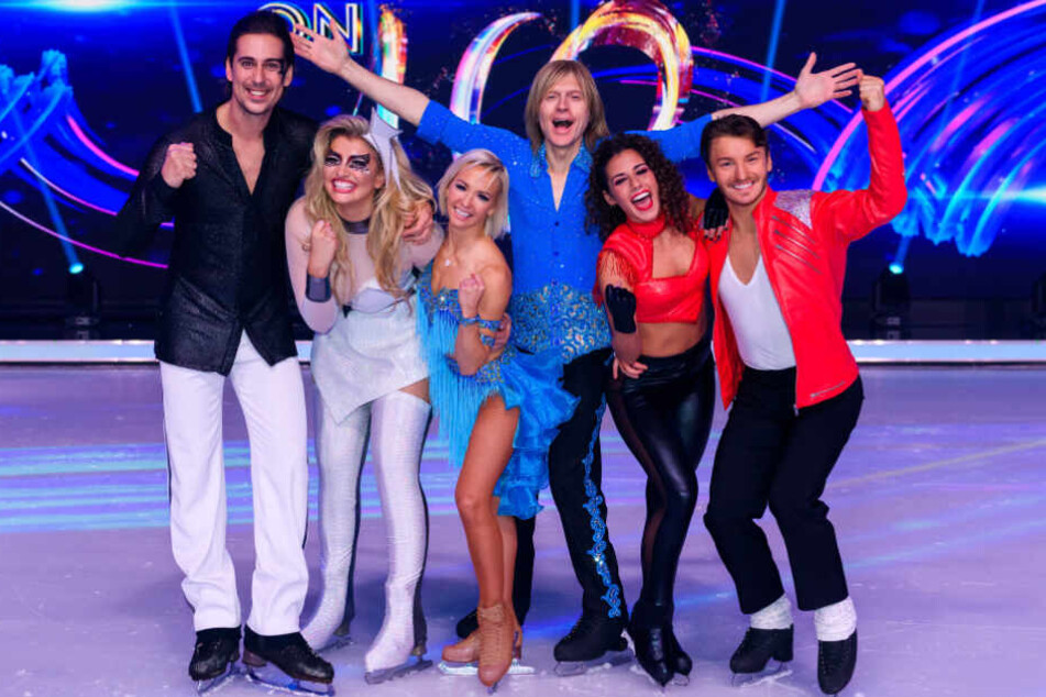 Die Paare im Finale (l-r): David Vincour und Sarina Nowak, Annette Dytrt und John Kelly sowie Sarah Lombardi und Joti Polizoakis.