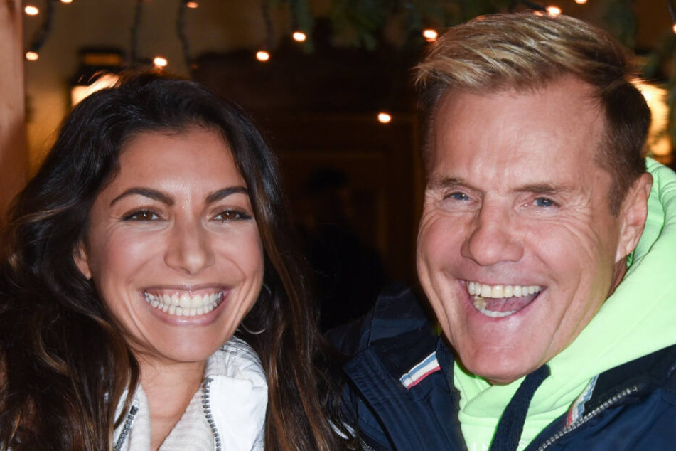 13 Jahre später grinsen Carina und Dieter Bohlen immer noch gut gelaunt gemeinsam in die Kamera.