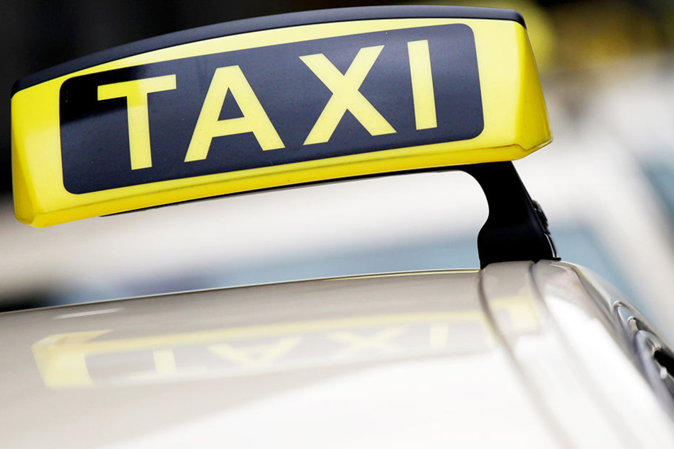 Um seinem Kollegen zu helfen und den Pizzaboten anzuhalten, blockierte der Taxifahrer mit seinem Auto die Straße. (Symbolbild)