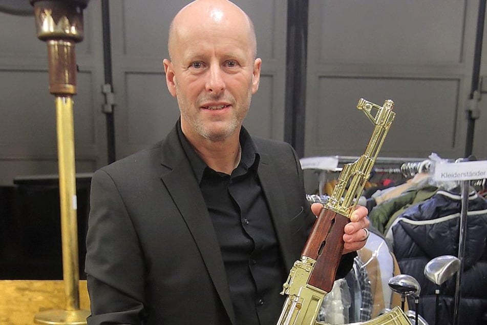 Hauptkommissar Jürgen Leistner (50) präsentierte die beschlagnahmte Beute.
Darunter eine vergoldete, nicht funktionsfähige Kalaschnikow.