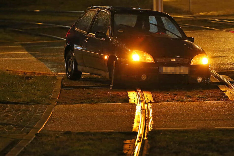 Der Ford fuhr ins Gleisbett und hatte sich mit den Vorderrädern in einer Rinne festgefahren.