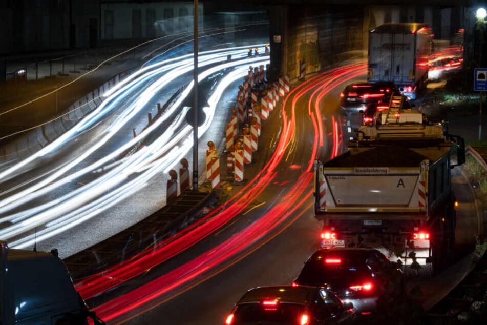 Autos stauen sich in Stuttgart vor einem Tunnel.