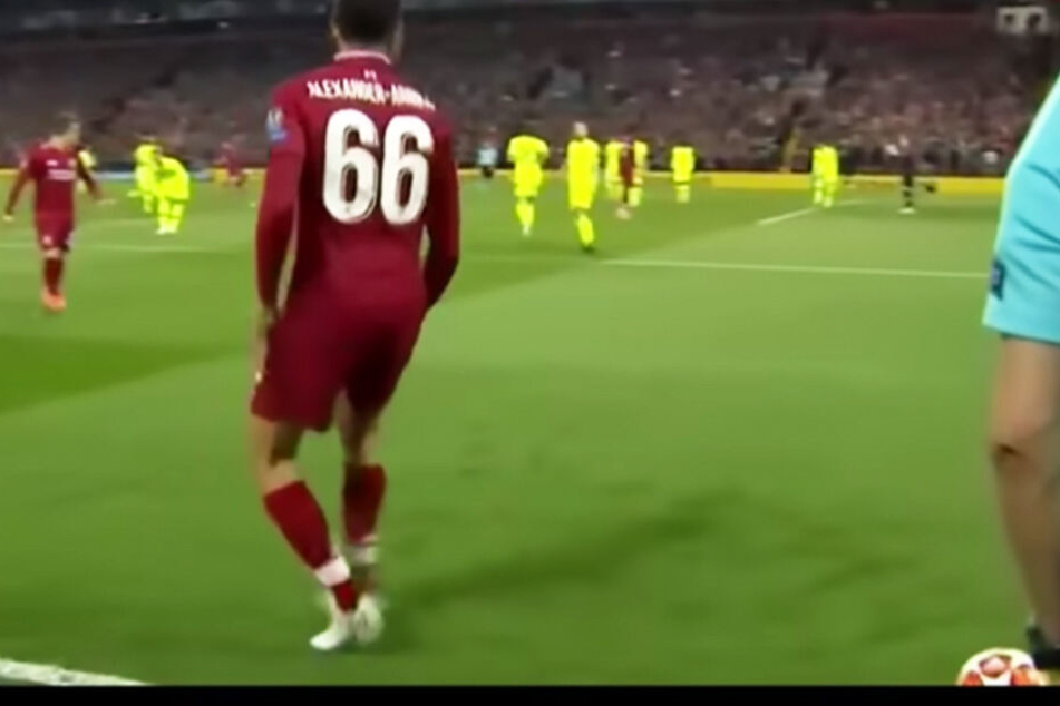 Erst tut Trent Alexander-Arnold so, als liefe er vom Eckpunkt weg.