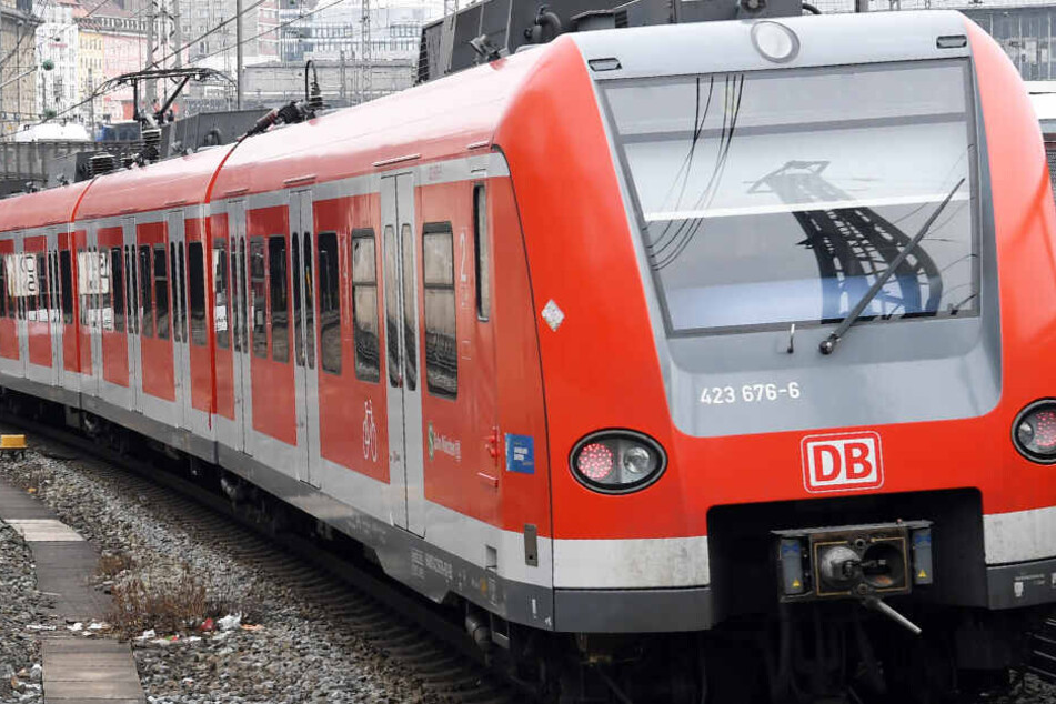 In Höhenkirchen-Siegertsbrunn hat eine S-Bahn einen Jugendlichen erfasst. (Symbolbild)