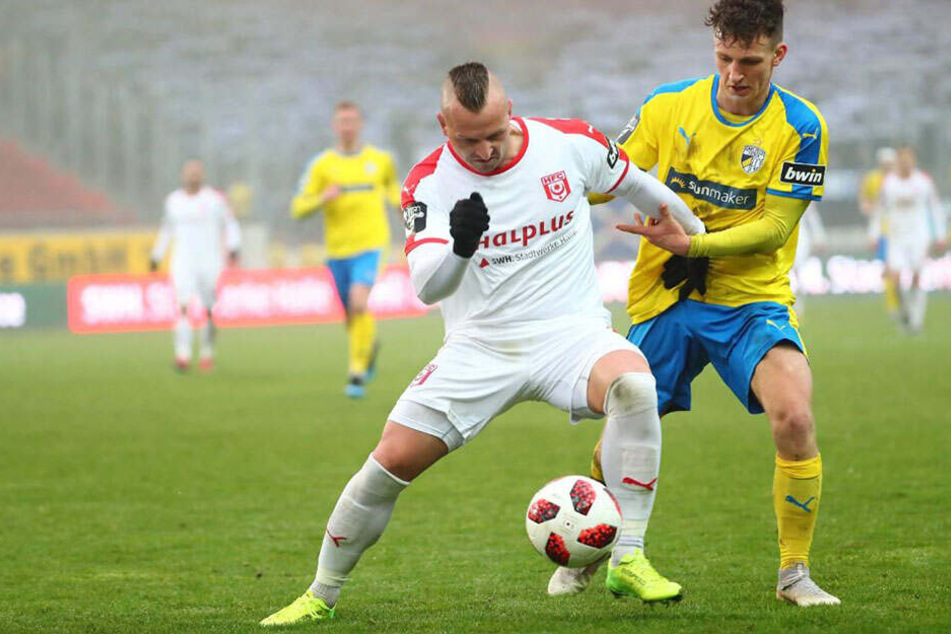 Halles Toni Lindenhahn (l.) kämpft gegen Jenas Jannis Kuebler um den Ball.