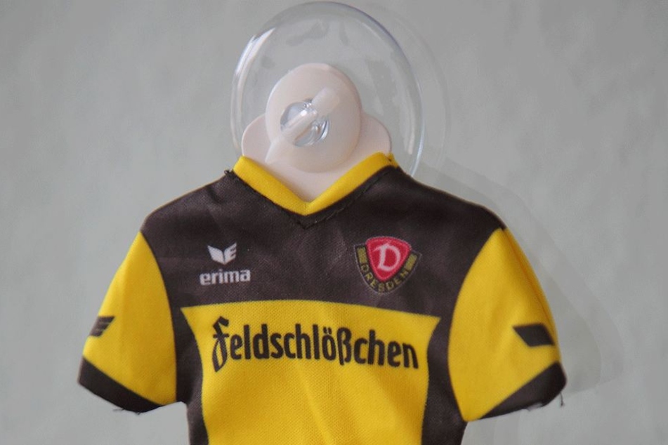 Das Dynamo-Trikot im Mini-Format ist mit einem Saugnapf zum Anbringen etwa an Autoscheiben ausgestattet.
