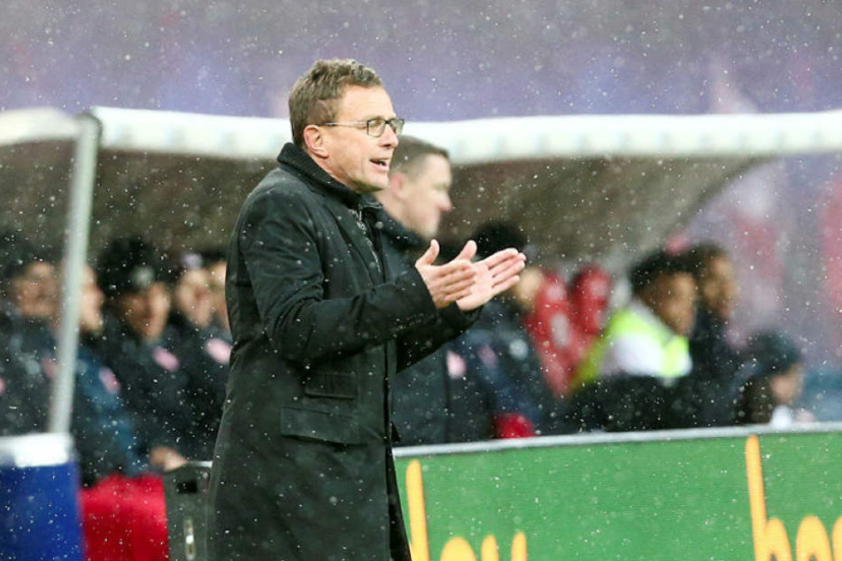 Gab im Leipziger Schneetreiben an der Seitenlinie immer wieder Anweisungen: RB-Trainer und Sportdirektor Ralf Rangnick.