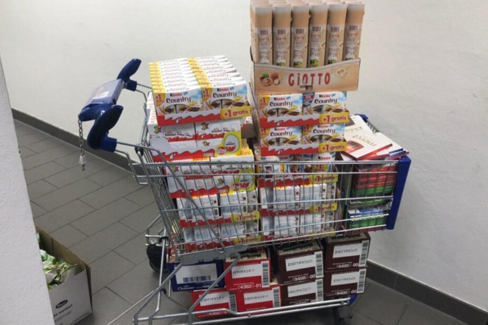 Mit einem Wagen voller Süßigkeiten wollten die Täter aus dem Laden spazieren.