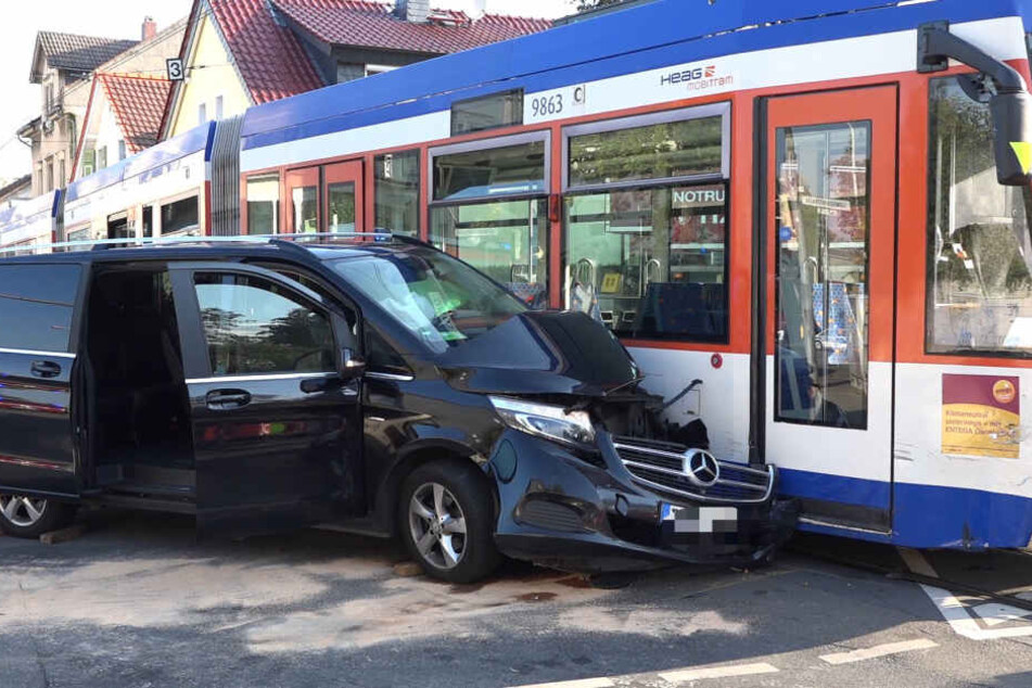 Der Mercedes wurde heftig an der Front beschädigt.