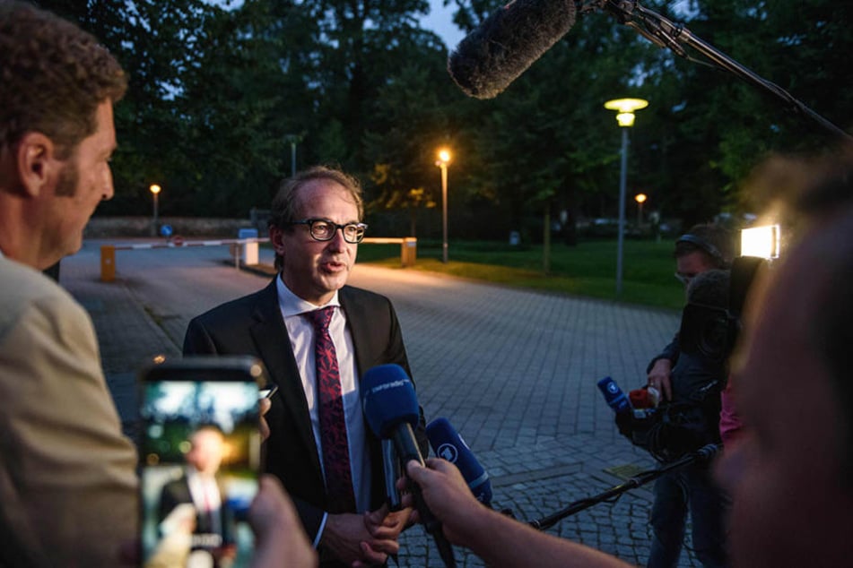 Alexander Dobrindt beantwortete auf seinem Weg zu einer Sitzung der Gesellschafterversammlung der Flughafen Berlin Brandenburg GmbH Fragen von Journalisten.