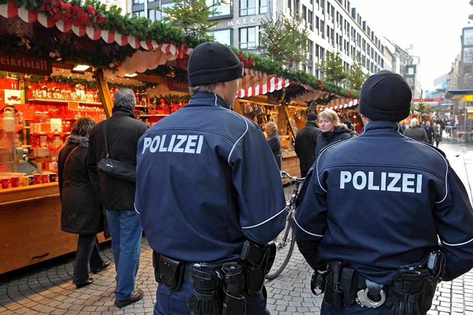 Polizisten streifen über den Leipziger Weihnachtsmarkt. Auch in diesem Jahr setzt die Polizei auf verstärkte Präsenz.
