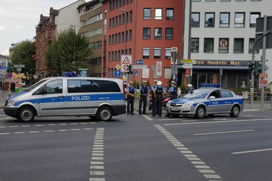 Die Polizei durchkämmt das Sperrgebiet.
