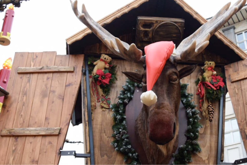 Auf dem Kasseler Weihnachtsmarkt sorgt dieser sprechende und singende Elch für keine weihnachtliche Stimmung – dank dem Kasseler Marketing.