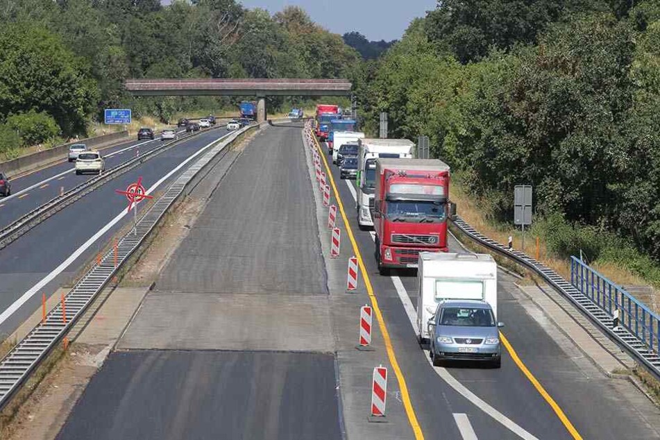 Eine leere Baustelle. Dieser Anblick bietet sich auf dem größten Teil der zehn Kilometer langen Einengung auf der A13. Ende August soll alles fertig sein.