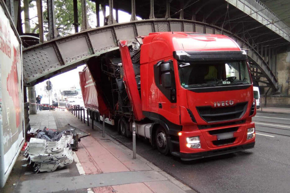 Der Lastwagen wurde schwer beschädigt.