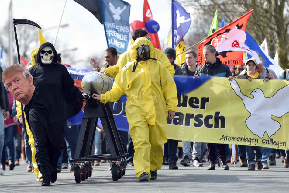 Teilnehmer des Ostermarsches in Gronau am 30.03.18 demonstrieren vor der Uran-Anreicherungsanlage Urenco gegen Atomkraft und Atomwaffen.