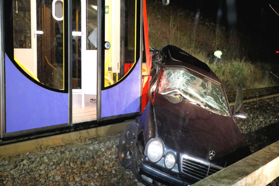 Die Bahn hat den Mercedes voll erwischt und noch einige Meter mitgeschleift.