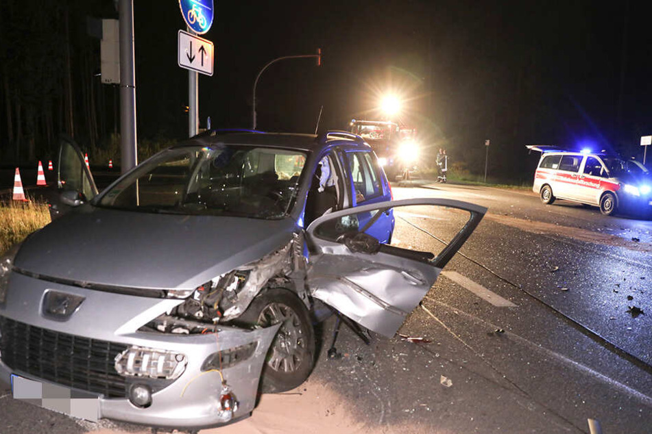Ein Peugeot-Fahrer musste nach einem Zusammenstoß ins Krankenhaus.