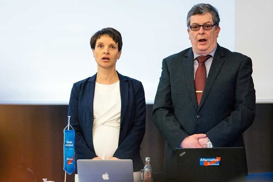 Beim Landesparteitag der AfD in Weinböhla singen Frauke Petry und Carsten Rütter die Nationalhymne.