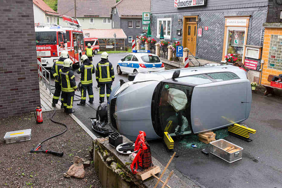 Der Skoda prallte gegen eine Mauer und kippte zur Seite. Die Fahrerin musste von der Feuerwehr befreit werden.