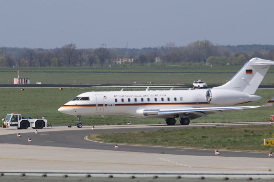 Derzeit wird die Maschine vom Typ "Global 5000" abgeschleppt.