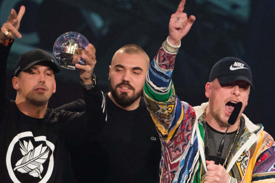 RAF Camora (links) und Bonez MC (rechts) freuen sich über ihren Erfolg auf einer Preisverleihung. (Archivbild)