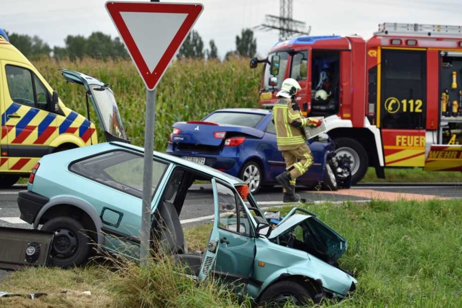 Beide Fahrzeuge prallten infolge eines Vorfahrtsfehlers zusammen.