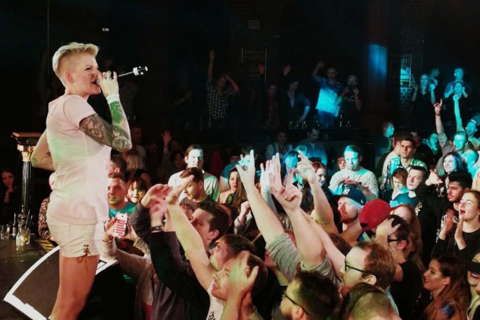 Die Ex-Dschungelkönigin Melanie Müller (29) singt auf der Bühne des Felsenkellers, die Partygäste feiern mit.