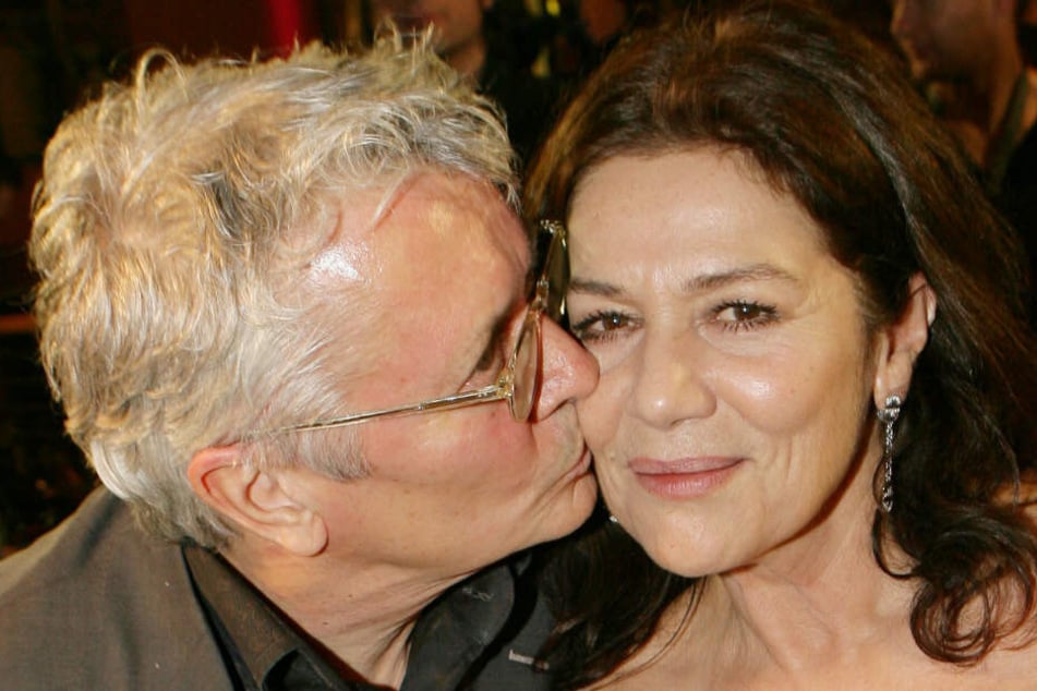 Die Schauspieler Henry Hübchen küsst seine Schauspielkollegin Hannelore Elsner am Donnerstag (08.02.2007) in Berlin auf der Eröffnungsparty der Berlinale im Berlinale-Palast. (Archivbild)